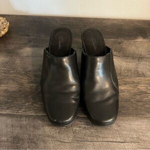 Clarks Women's Size 6.5  Medium Leather Slip-on Top Stitch Slide Heels